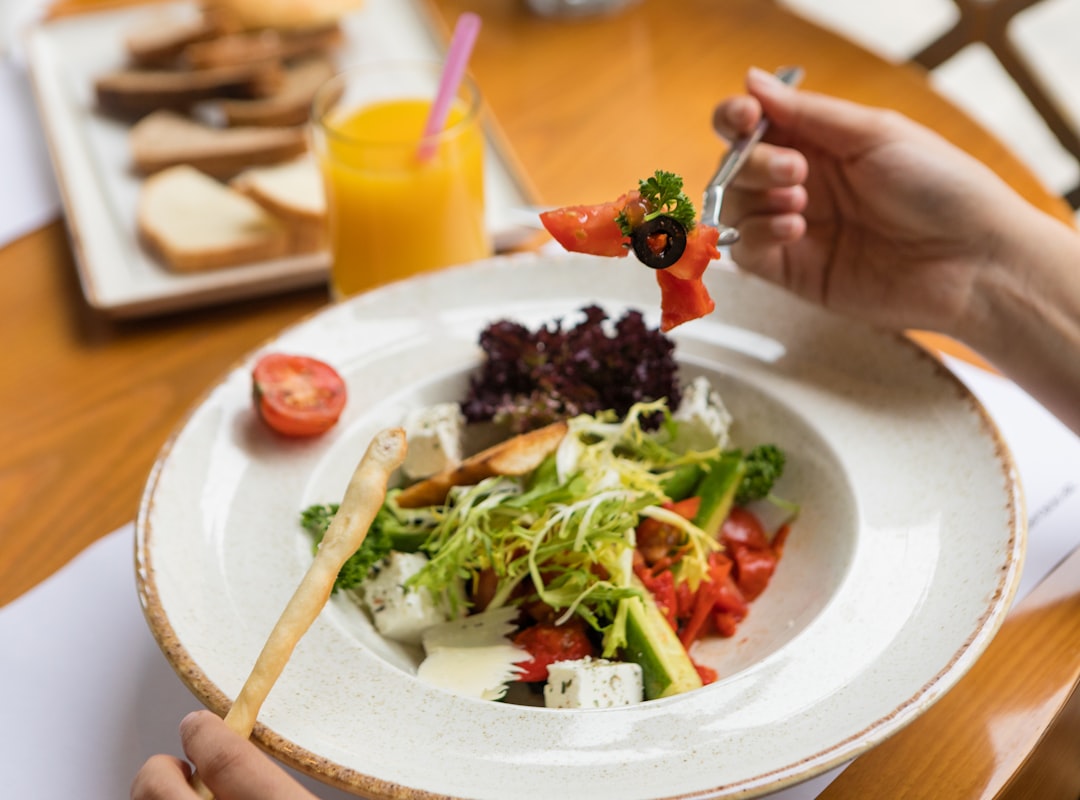 Insalata di quinoa con verdure colorate e vinaigrette al limone